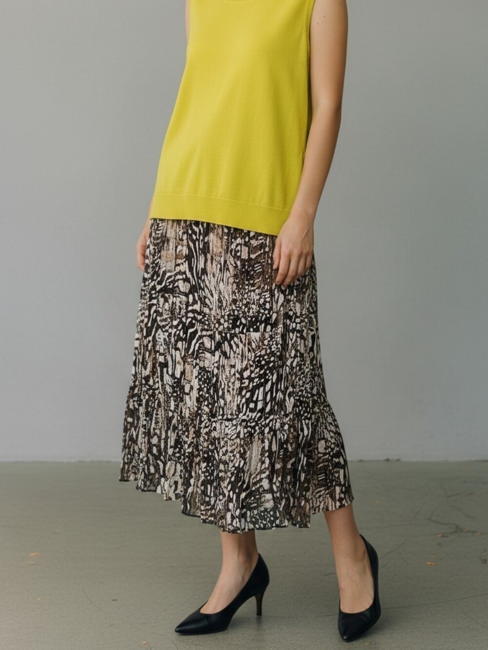 Chico's &  St John Black and White Abstract Pleated Midi Skirt
